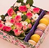 Коробка с розовой розой и макарунами "Вкус" - меленькое изображение 1