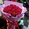 25 красных роз в розовой упаковке - меленькое изображение 1