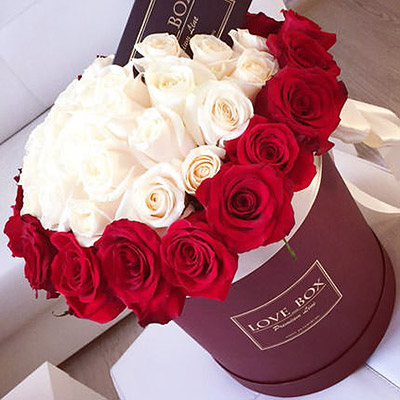 Красные и белые розы в коробке "Эксклюзив"