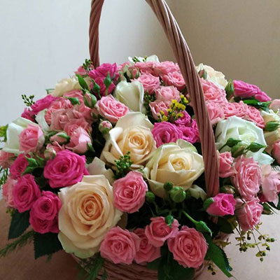 Корзина с белыми и розовыми розами "Нежная" - изображение 2