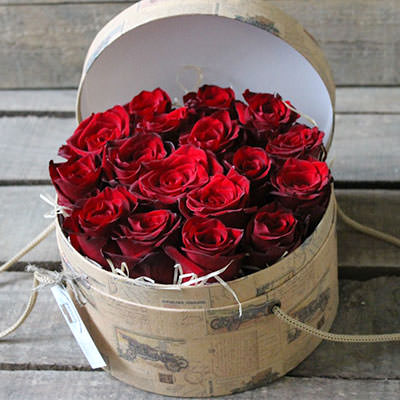 15 красных роз в коробке