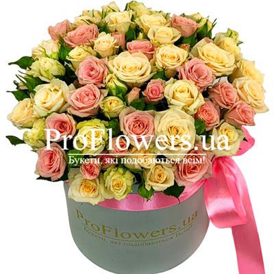 Box with spray roses "Notes of tenderness"