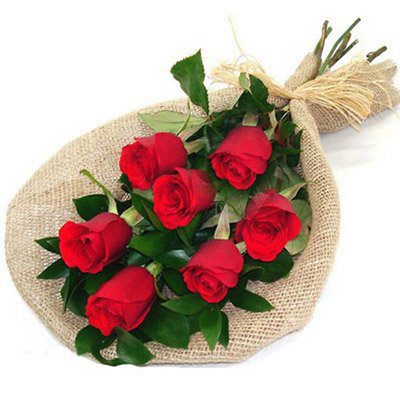 7 red roses in burlap