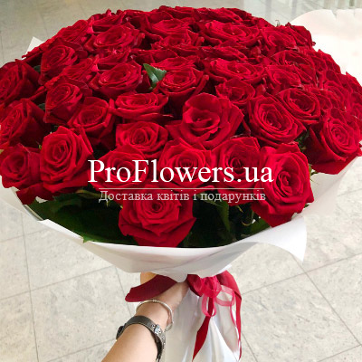 Bouquet of red roses "Viburnum taste"