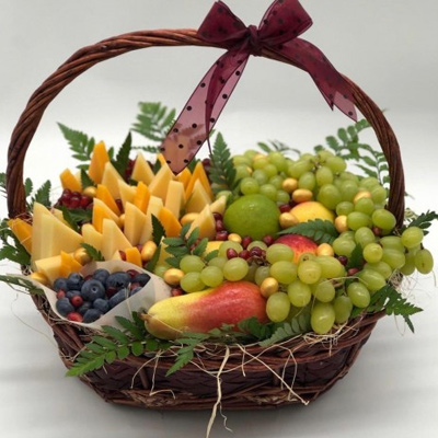 Basket with grapes "Geneva"