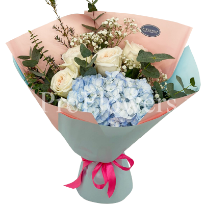 Букет з 5 кремових троянд та блакитної гортензії