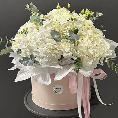 Box with hydrangeas, eustomas and freesias "Chic"