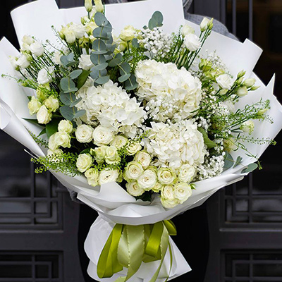 Bouquet of white hydrangeas and eustomas