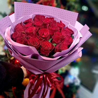 25 красных роз в розовой упаковке