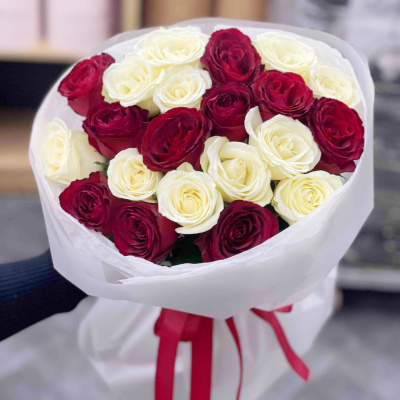 21 біла та червона троянда