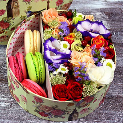 Цветы в коробке с макарунами "Афродита" - изображение 2