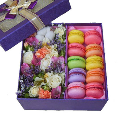 Box with flowers and macaroons "Evening"