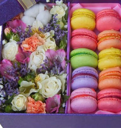 Box with flowers and macaroons "Evening" - picture 2