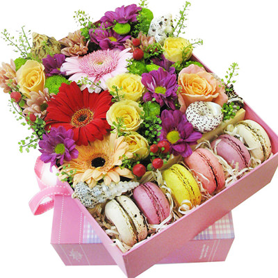 Коробка квітів з макарунами "Ніжні почуття"