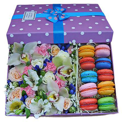 Box with macaroons "Exclusive"
