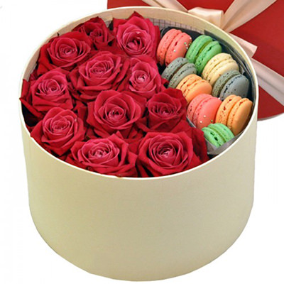 Розы с макарунами в коробке  "Для тебя"