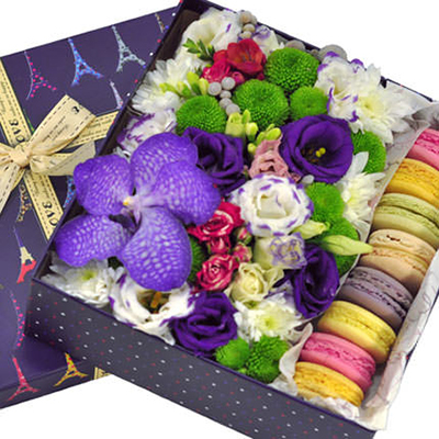 Box with flowers and macaroons "Pearl"
