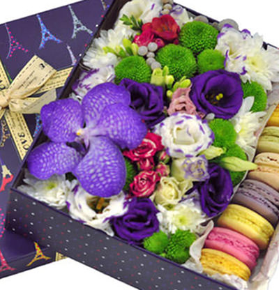 Box with flowers and macaroons "Pearl" - picture 2