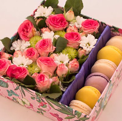 Коробка с розовой розой и макарунами "Вкус"