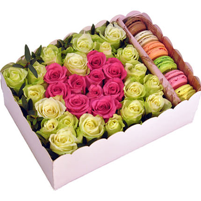Коробка с розами и макарунами "Чувства"
