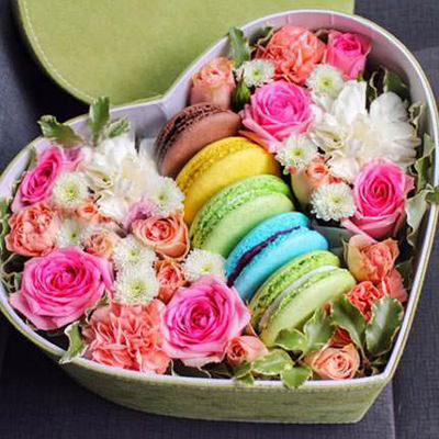 Box with macaroons "Pure Heart"
