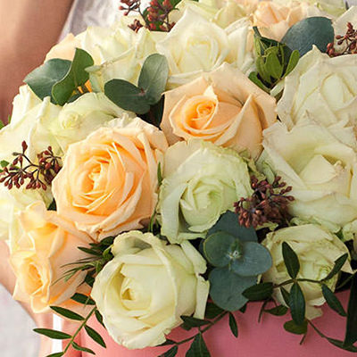 35 white and cream roses in a box - picture 2