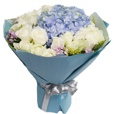 Bouquet of white roses and hydrangeas