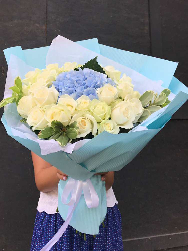 Bouquet of white roses and hydrangeas - picture 6