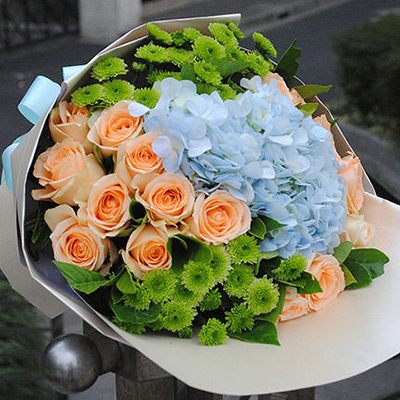 Bouquet with a cream-colored rose and hydrangea "Sky"