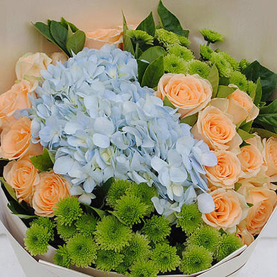 Bouquet with a cream-colored rose and hydrangea "Sky" - picture 3
