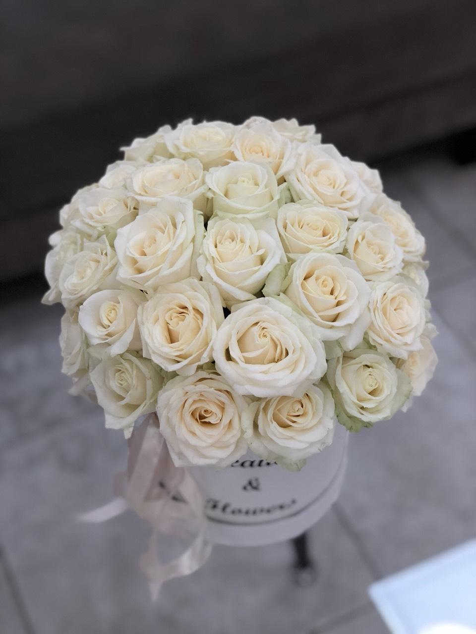25 білих троянд в коробці - зображення 2