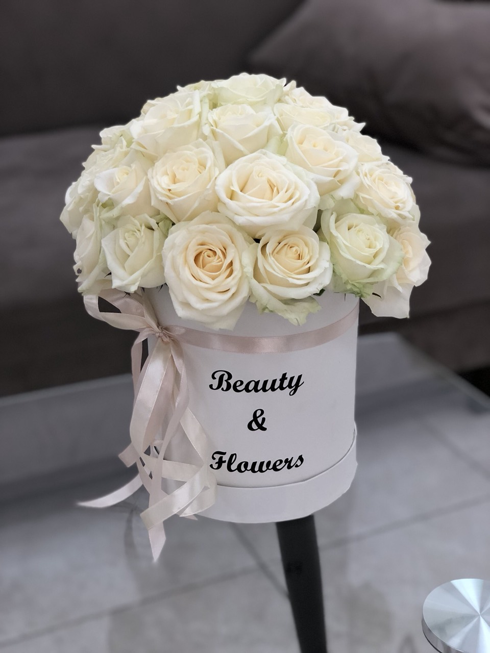 25 white roses in a box - picture 3