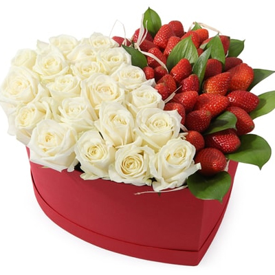 Белые розы в коробке с клубникой