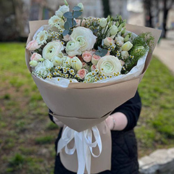 Букет с ранункулюсов и эустом (VIP)