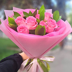 9 розовых роз с зеленью