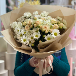 Букет з 9 хризантем та кущовими трояндами