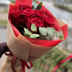 7 красных роз с эвкалиптом