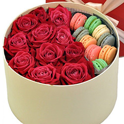 Букети з трояндами в коробці