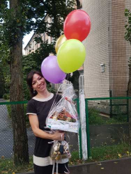 Delivery in Ukraine - Box with flowers and macaroons "Evening"