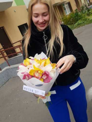 Доставка по Україні - Букет різнокольорових орхідей