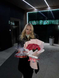 Доставка по Украине - 31 красная роза с подарком "Бордо"