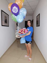 Delivery in Ukraine - Bouquet of roses with a gift "Festive"