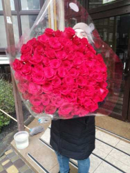 Доставка по Україні - Букет із 75 імпортних троянд