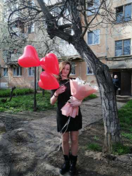 Купуйте з доставкою - Букет білих троянд та орхідей з кульками "Ніжність"