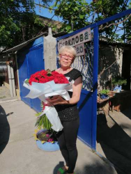 Доставка по Украине - 65 красных роз
