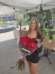 Delivery in Ukraine - 1 Meter Ukrainian red roses by the piece