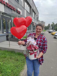 Доставка по Україні - 25 червоних троянд у коробці з кулями "Закоханість"