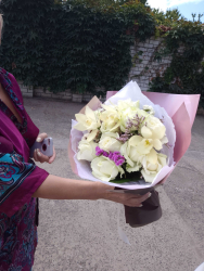 Купуйте з доставкою - Букет білих троянд і орхідей