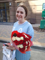Доставка по Украине - Букет красных и белых роз "Люблю"