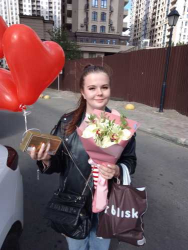 Доставка по Украине - Букет белых роз и орхидей с шариками "Нежность"